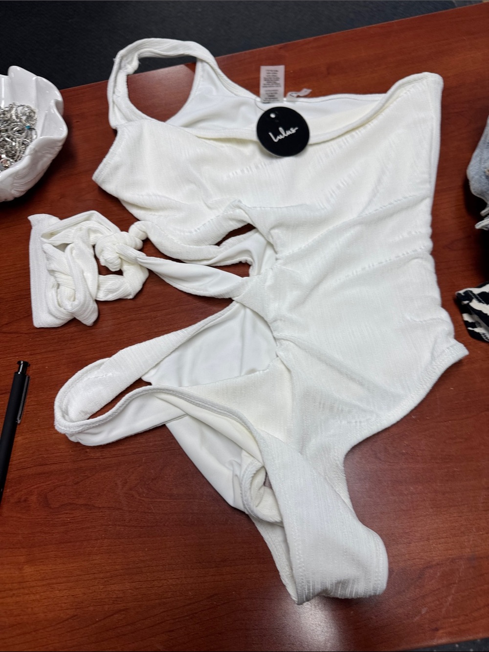 Lulus one piece cutout swimsuit L // 092603